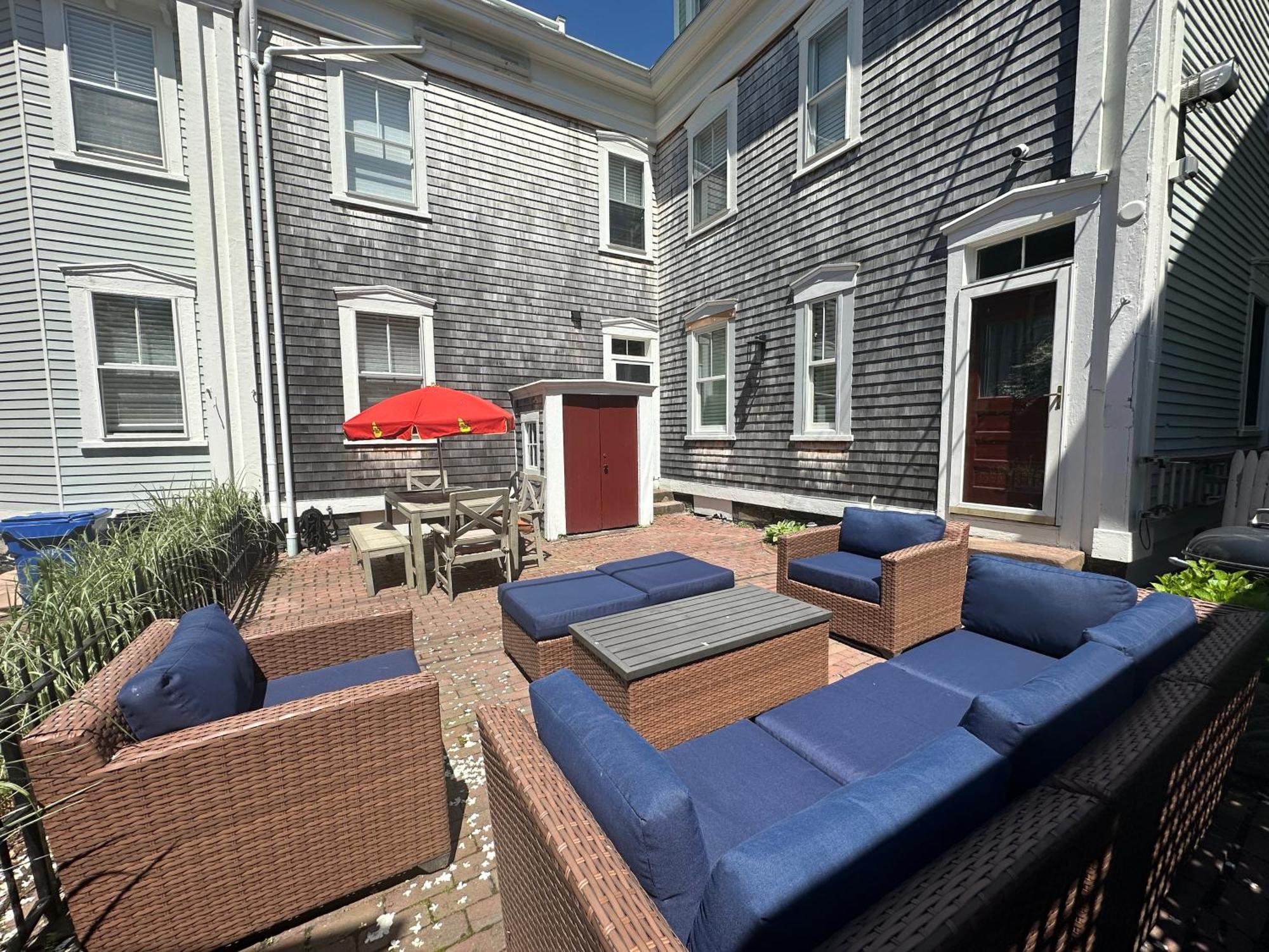 Entire Charming Victorian Home Downtown Newport Exterior photo
