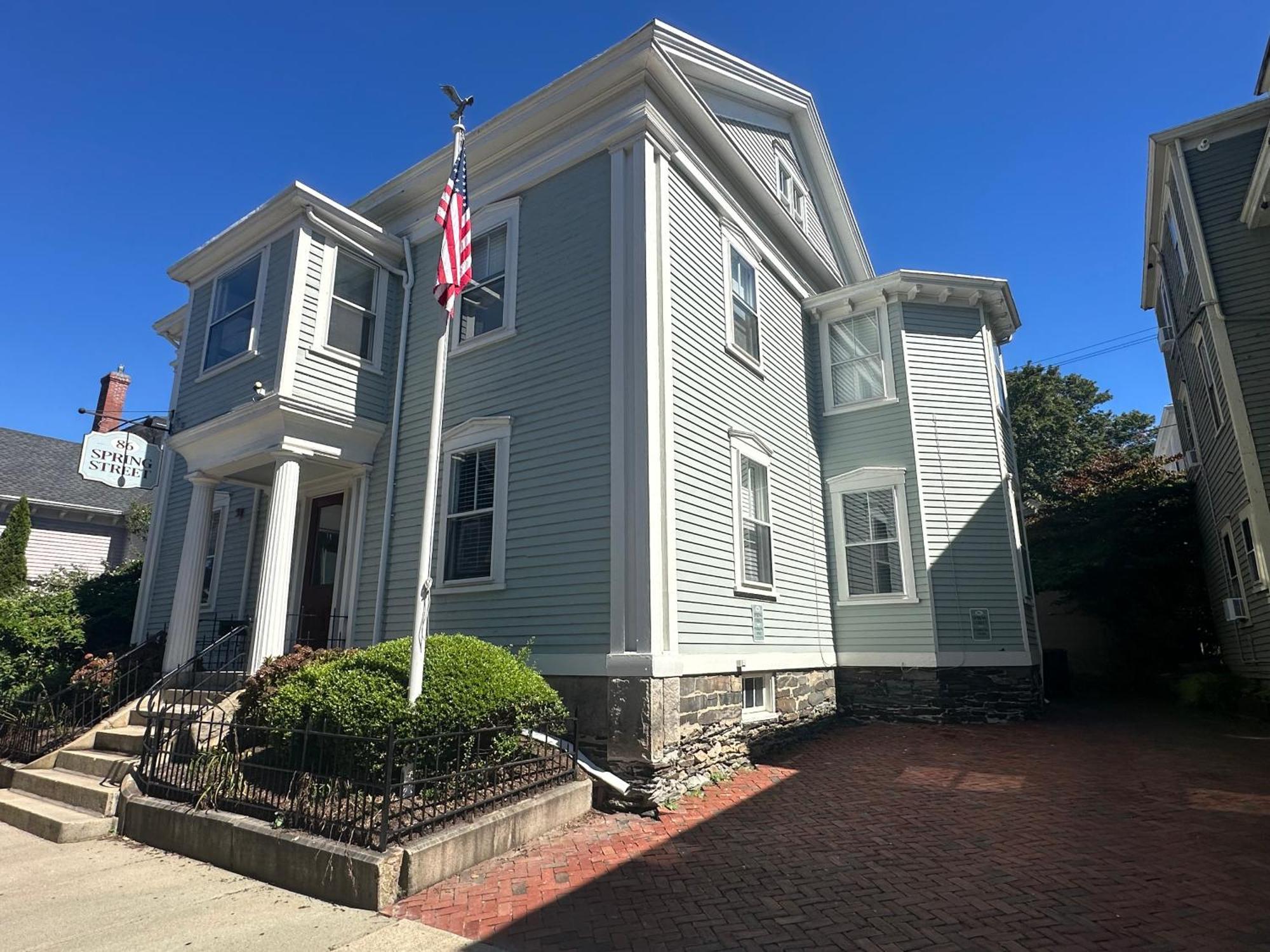 Entire Charming Victorian Home Downtown Newport Exterior photo